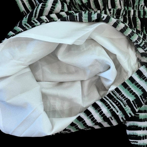 Jenn. Women’s Large Lined Romper Balloon Sleeves Green & White V-Neck - Picture 8 of 8